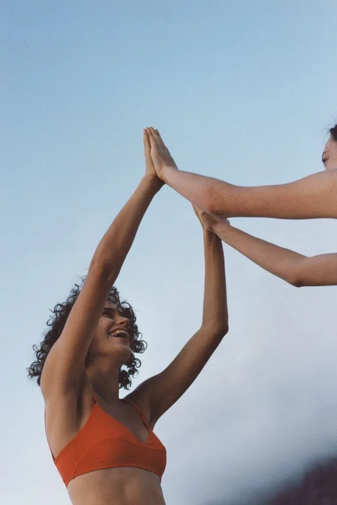 Deux femmes se tapant dans la main après une séance