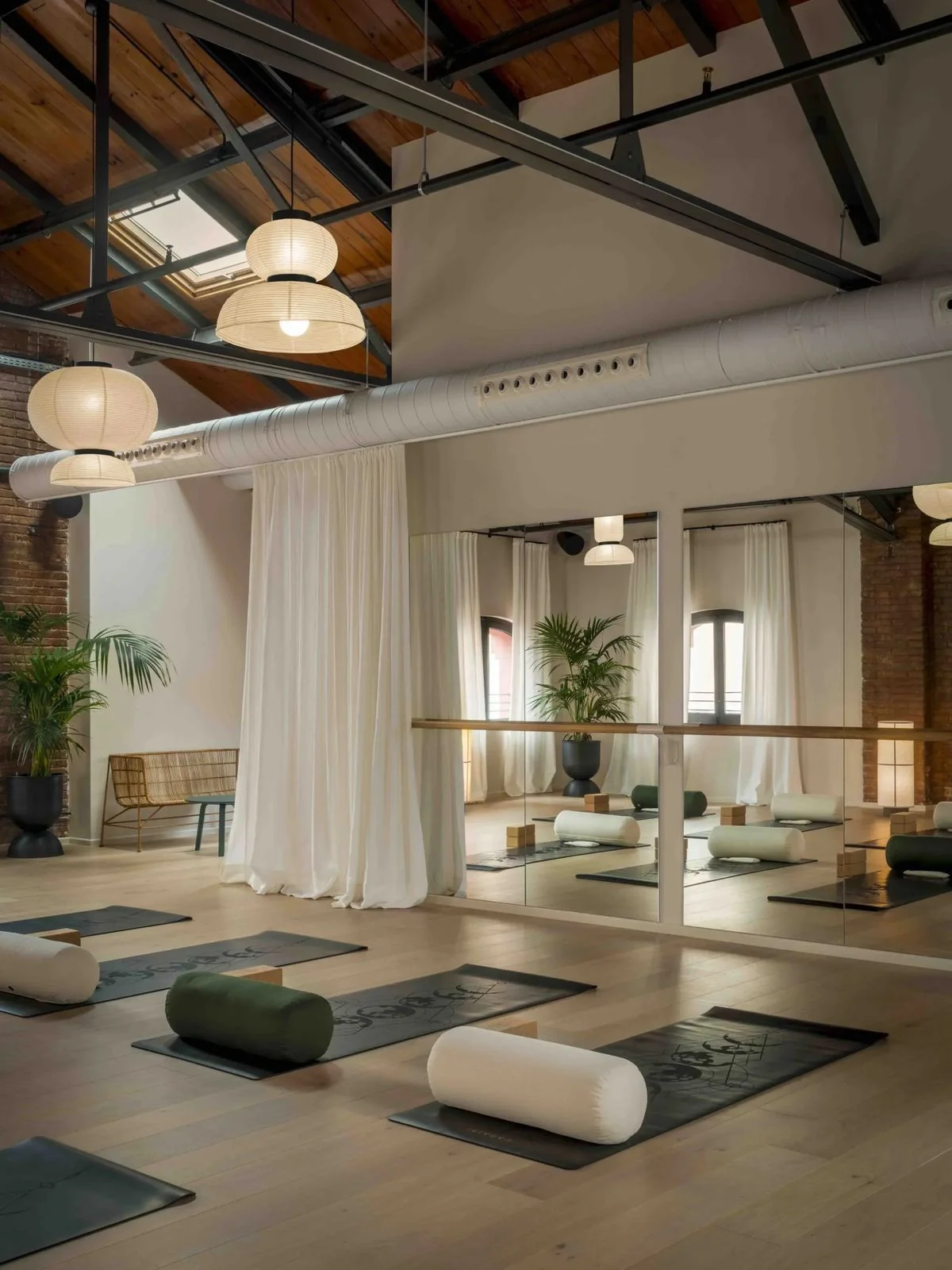 Salle de pratique vide, tapis et coussins installés pour une séance
